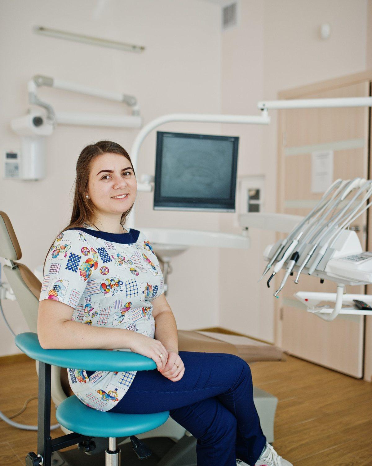Dentista en su consultorio